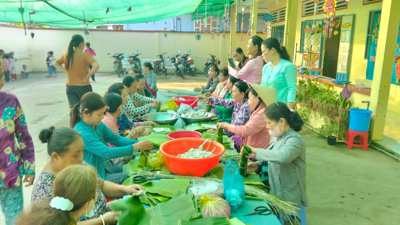 Cuối Năm Cô Giáo Và Phụ Quynh Gói Bánh Tét Cho Học Sinh Trải nghiệm #buacomquenha 
