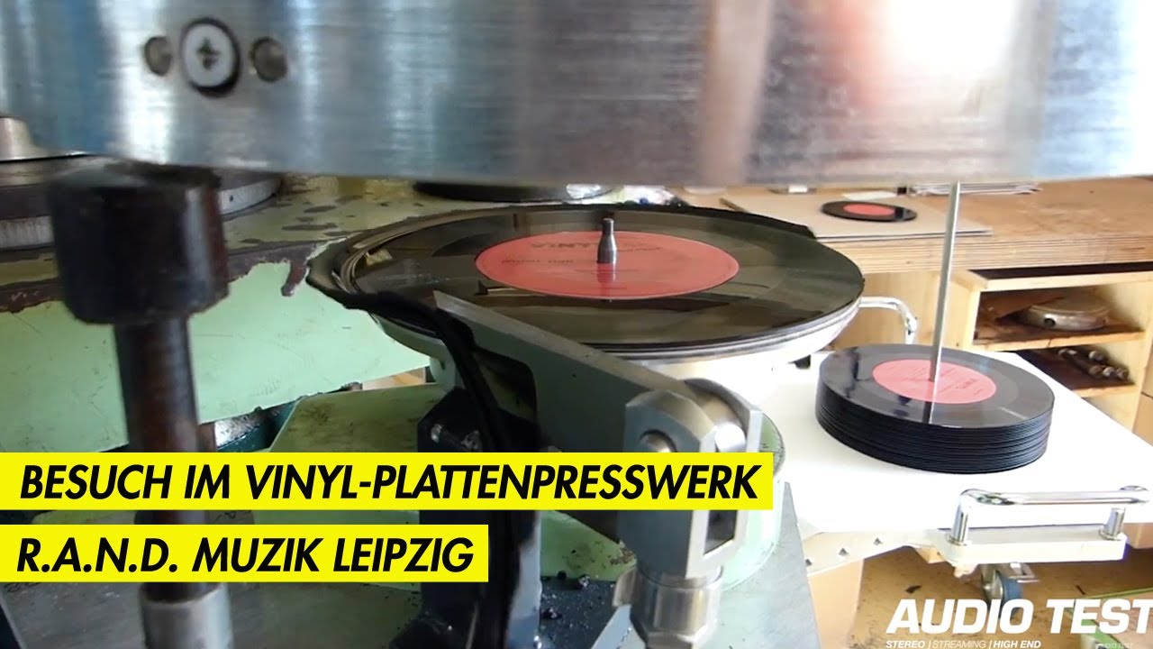 Reportage: Besuch im Platten-Presswerk Rand Muzik in Leipzig - Wie entsteht eine Vinyl Schallplatte?