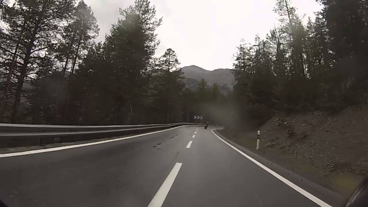 Rutscher mit Motorrad auf nasser Fahrbahn - Alpen