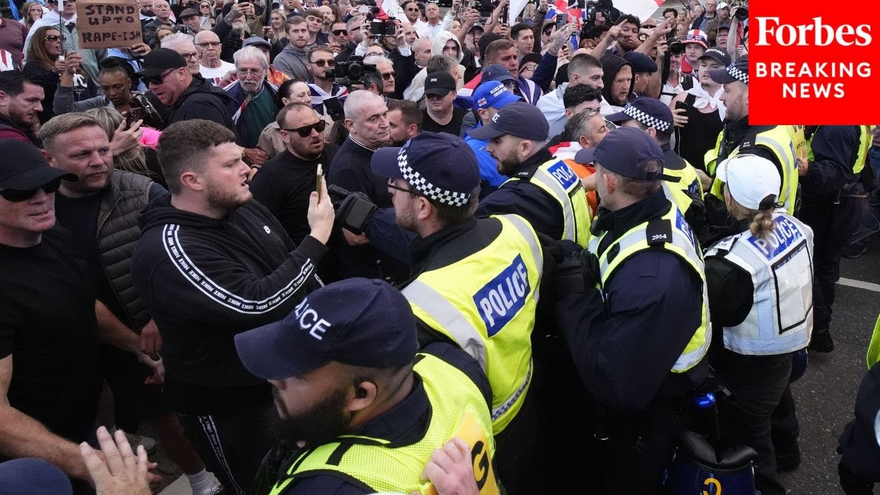 SHOCK VIDEO: Wild Scenes Erupt As Anti-Migrant Protesters Clash With Police In Epping, UK