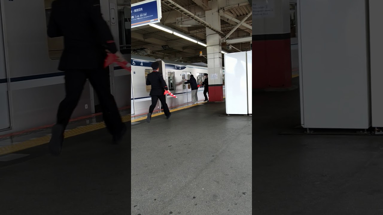 回送電車のドアのシールを剥がすやべぇやつ 