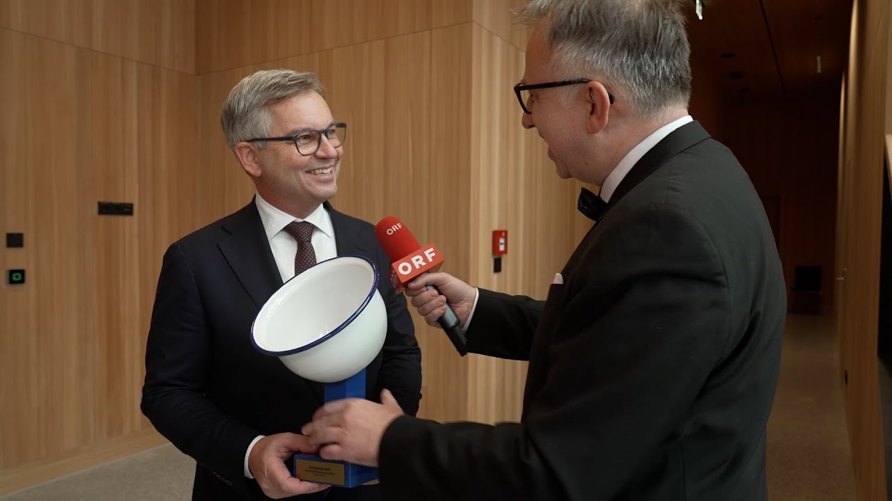 Magnus Brunner erh&auml;lt Gute-Nacht-Topf als 