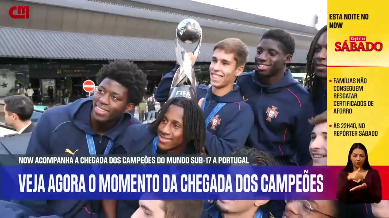 A ta&ccedil;a na m&atilde;o de Rafael Quintas e os adeptos a celebrar o Mundial de sub-17: a festa no aeroporto