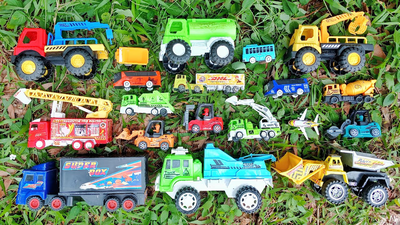 MENCARI MAINAN. MENEMUKAN MOBIL TANGKI, DUMP TRUCK, MOBIL DAMKAR, TRUCK DEREK, TRUCK LOGISTIK.