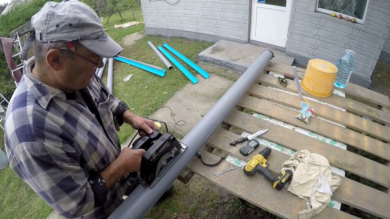 Водовідвід на старенькому будинку з каналізаційних труб