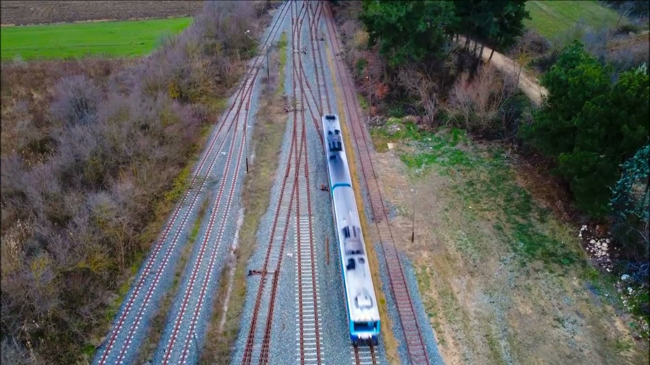 O μοναχικός σταθμός και το παραμυθένιο κάστρο -   The lonely station and the fairytale castle