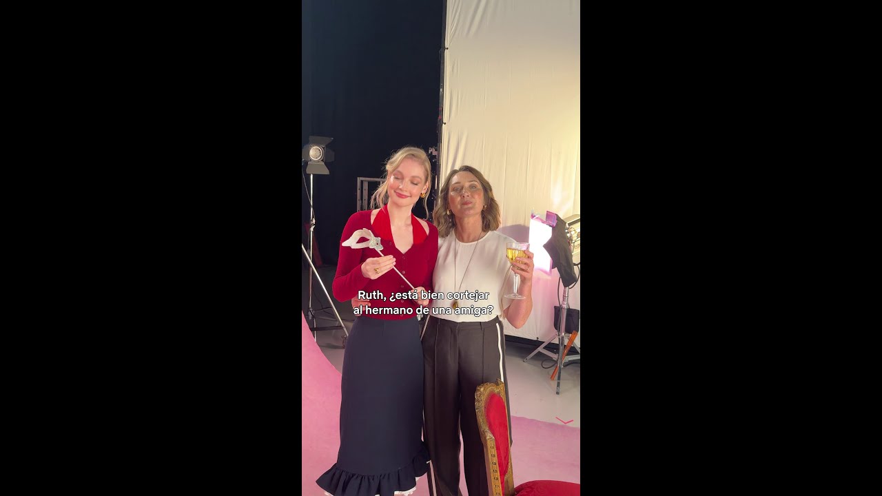 Ruth Gemmell siempre sirviendo T&Eacute; | #BridgertonNetflix | Netflix Espa&ntilde;a