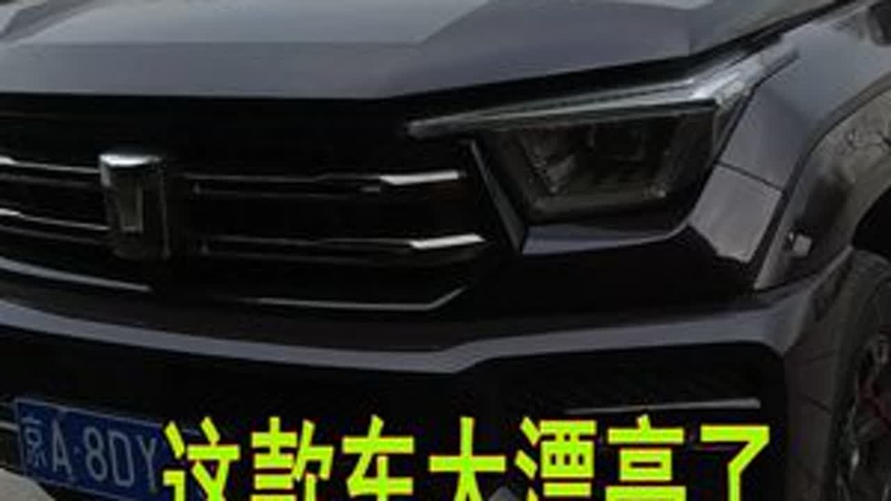 老两口太厉害了，买台爆火的越野车床车自驾游，这款车是真漂亮！ 阿杰常年帮助老年车友们安装，移动电源的两电三充系统，为了自驾路上，给移动电源实现多种的充电方式！#自驾游 #坦克400 #床车改装 ...