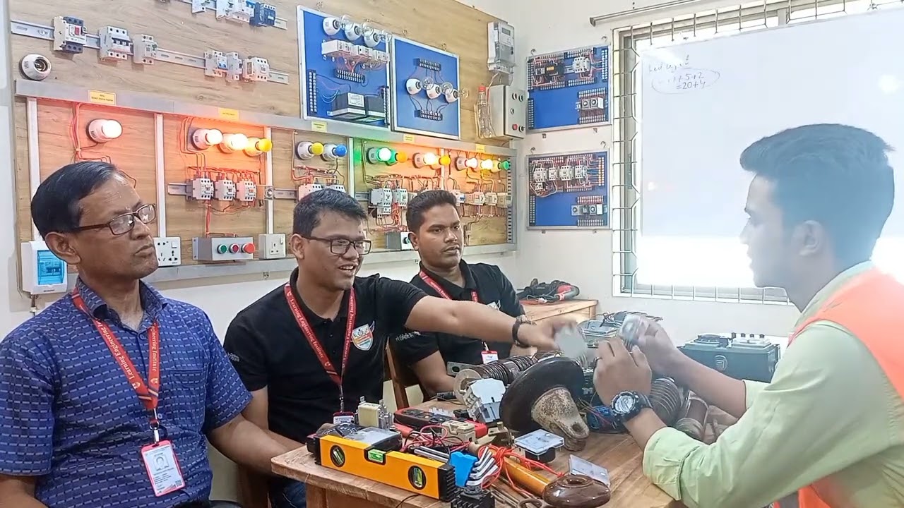প্রফেশনাল ইলেকট্রিক্যাল ইন্ডাস্ট্রিয়াল ওয়্যারিং কোর্স শেষে ভাইবা পরীক্ষা।