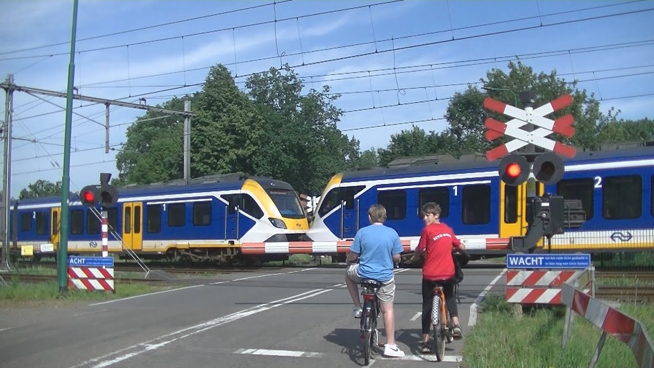 Spoorwegovergang Groenekan // Dutch railroad crossing