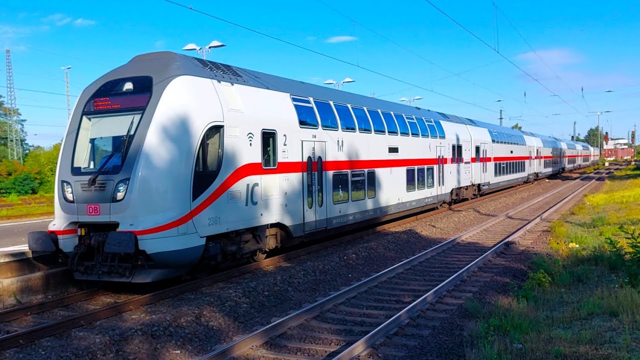 Züge im Bahnhof Nienburg-Weser mit 