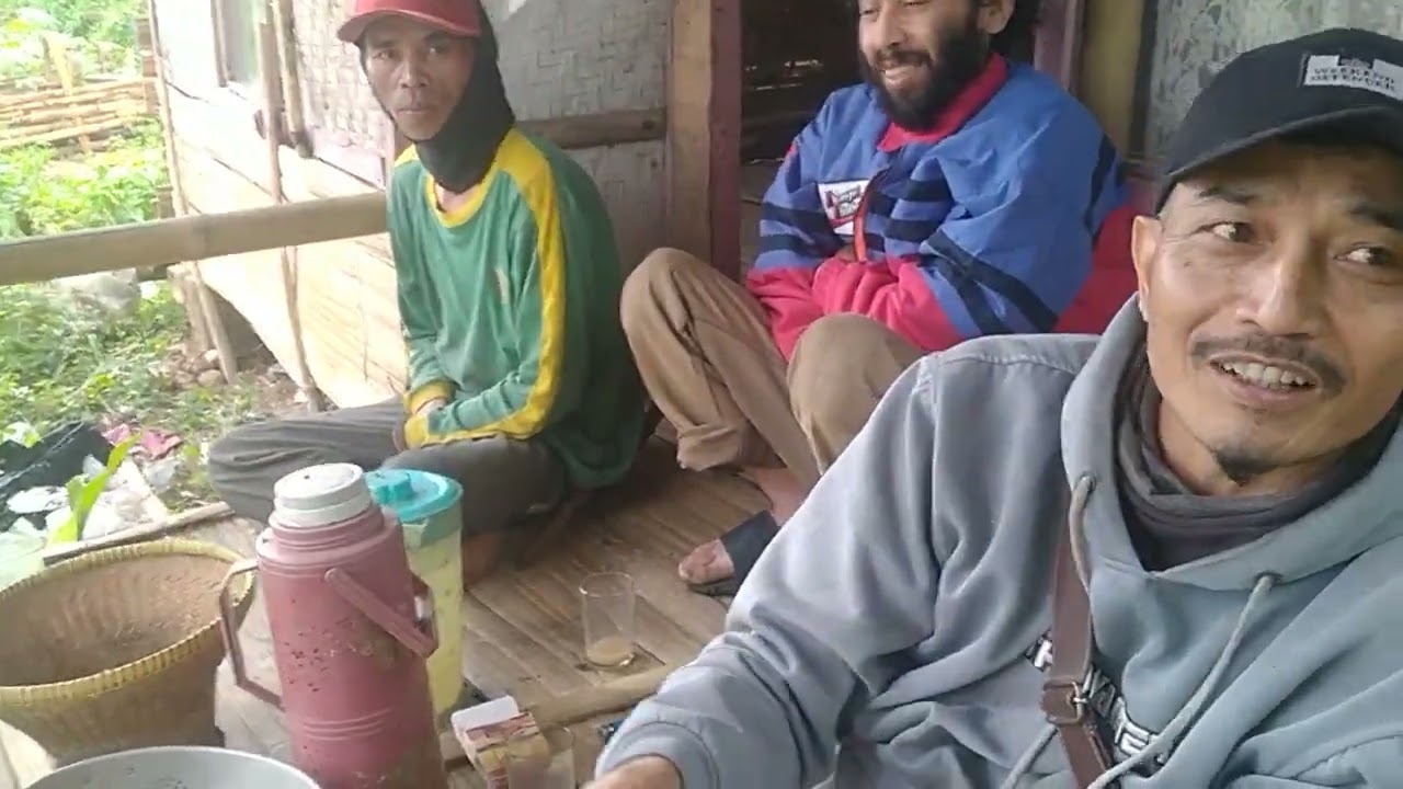 Miris sekali !!!Seorang pria Hidup menyendiri disaung/hutan tanpa keluarga