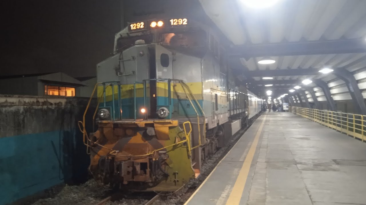 Trem de passageiros da Vale chegando em Pedro Nolasco.
