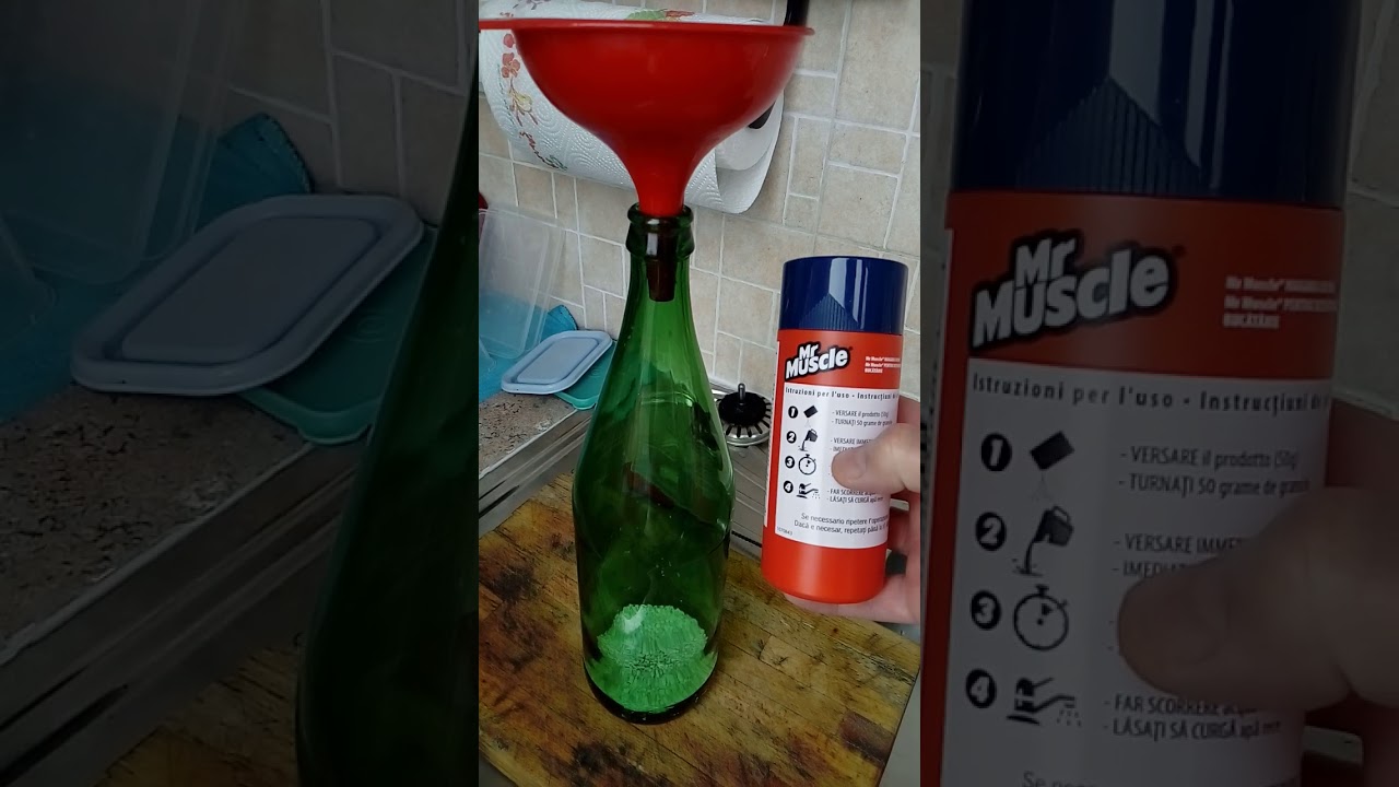 Pulizia risolutiva residui alimentari in bottiglie di vetro, operazione pericolosa (!)