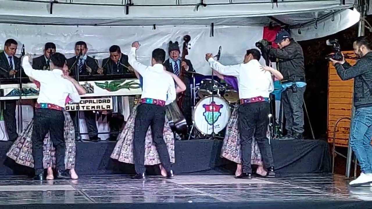 Grupo baile Santa Rosita.