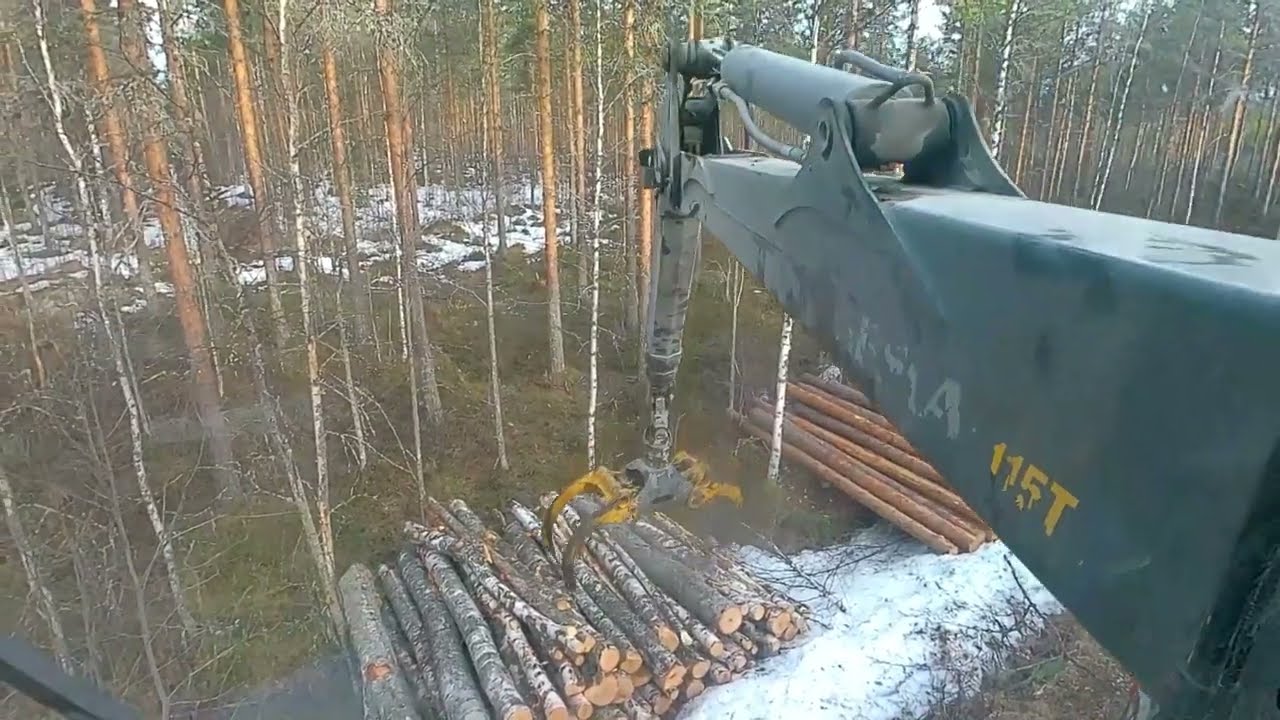 Tarkastelua ja sekakuormia. Kesla 2115T. Volvo FH16 750