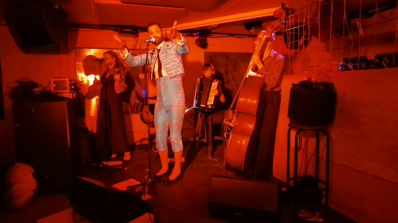Develske drom - Lindy & Bon Bon Band