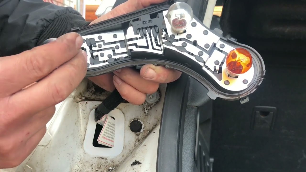 Замена лампочки стоп на автомобиль пежо 3008