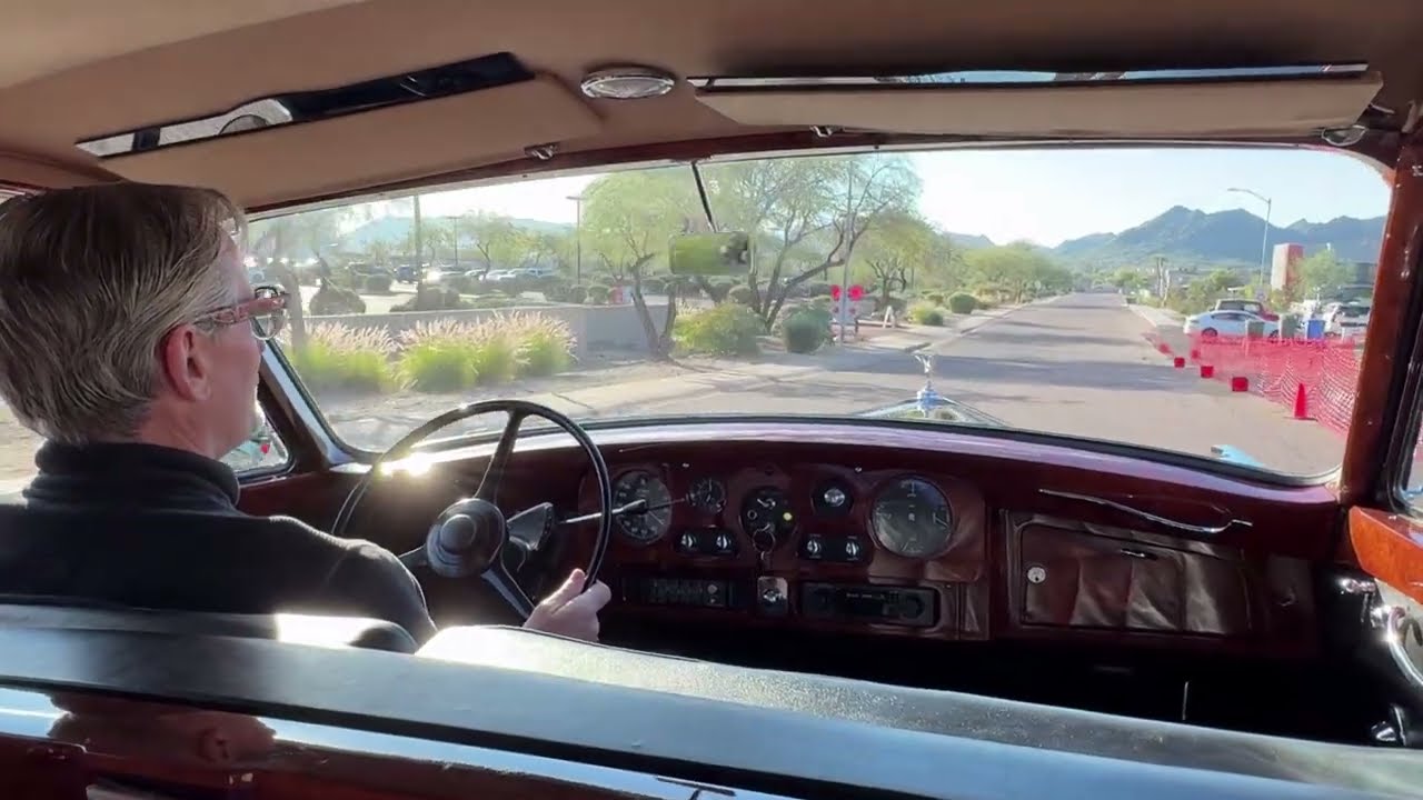 За рулём: Rolls Royce Phantom V 1960 года выпуска. За рулём роскошного лимузина высшего класса.