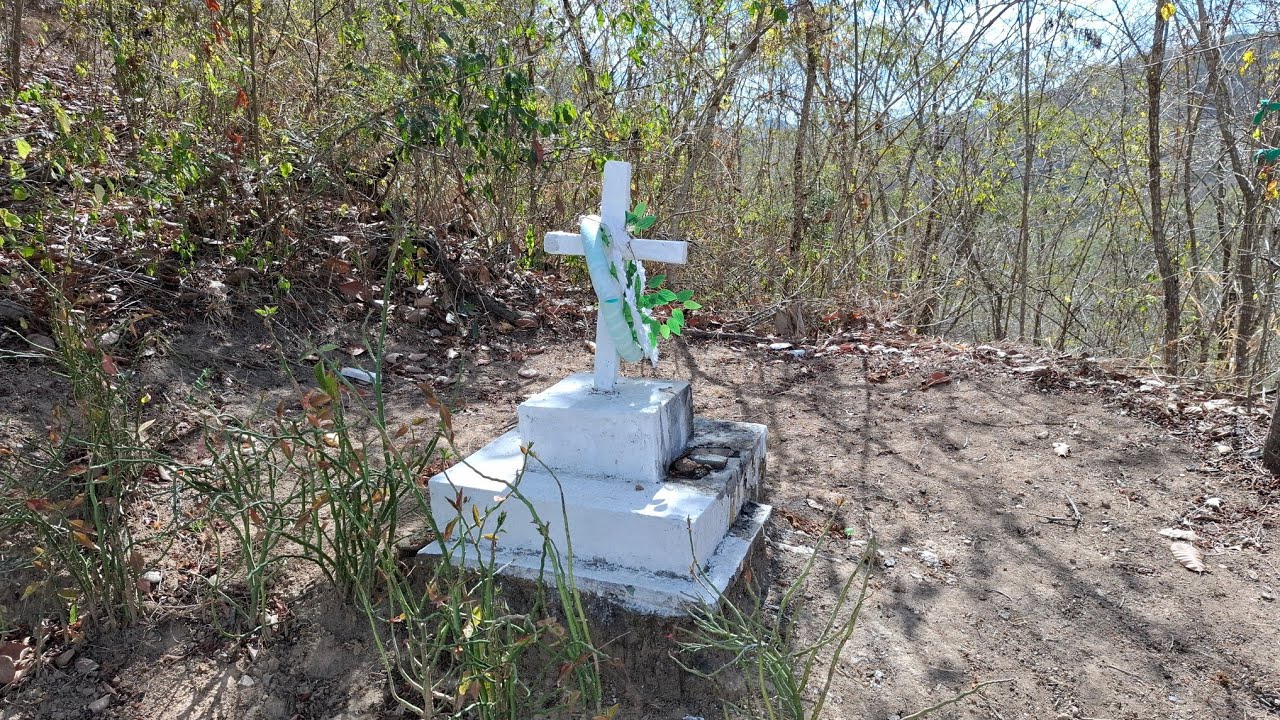 A TRISTE HISTÓRIA DESSA CRUZ BRANCA DA MULHER DO CAJU 