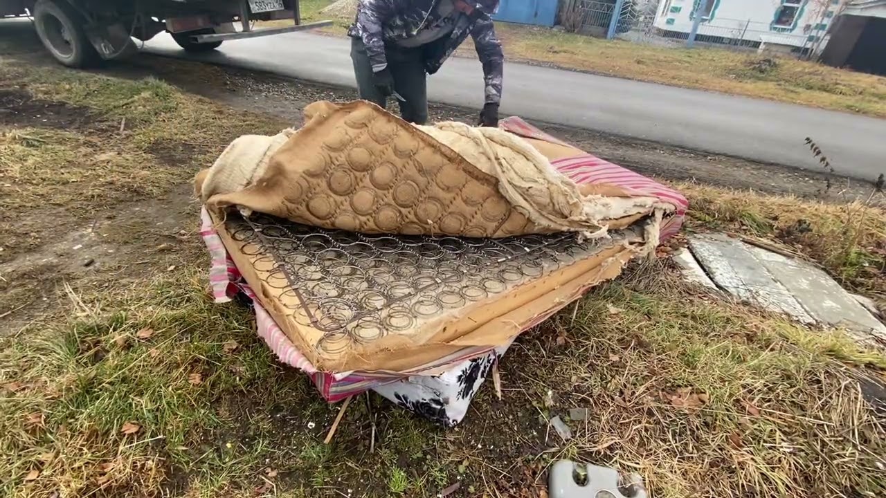 Нашел кучу денег в старом матрасе! Не ожидал такого! 