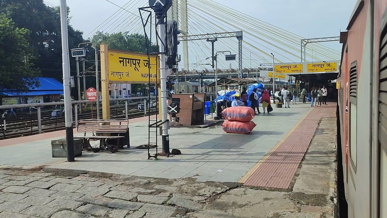 संतरो के लिए मशहूर नागपुर शहर से निकलकर गोल घूमकर नागपुर जंक्शन पहुंचती हुई तेलांगना एक्स्प्रेस।