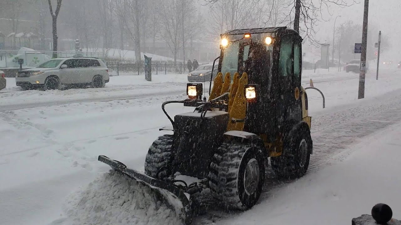 Montreal - Clearing of sidewalks - déblaiement de trottoirs - Wacker Neuson WL30 Snow Removal