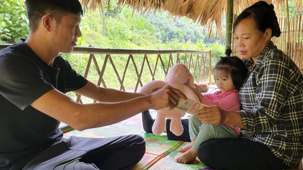 Phuong Anh's father left and left some money to support her.