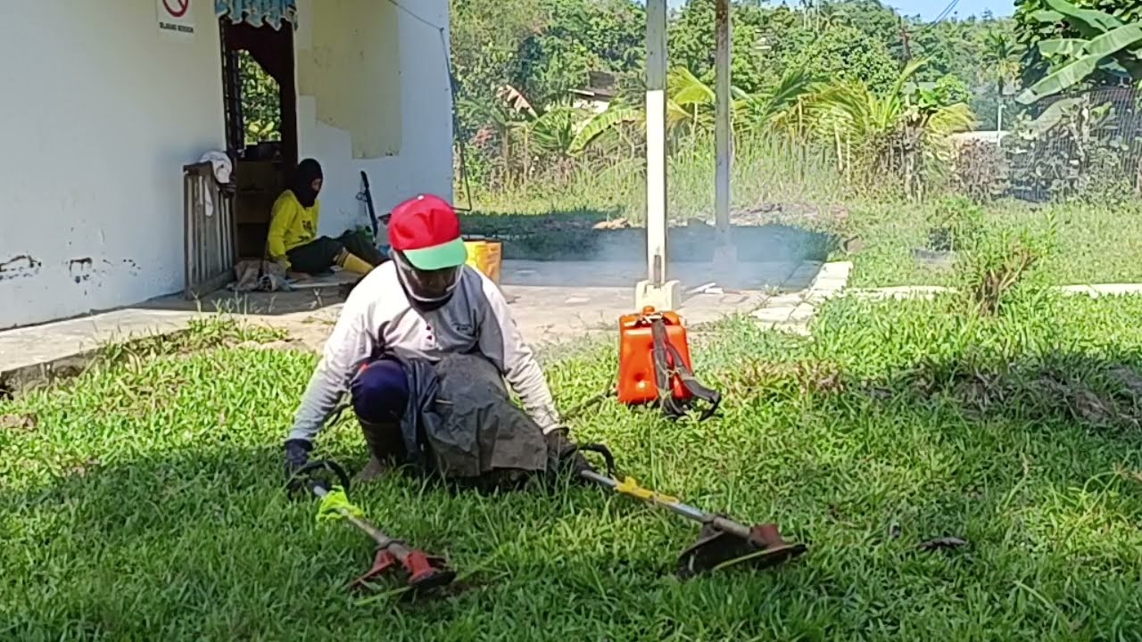 Persediaan memotong rumput menggunakan mesin rumput Tanaka dan Mesin Rumput SUMO