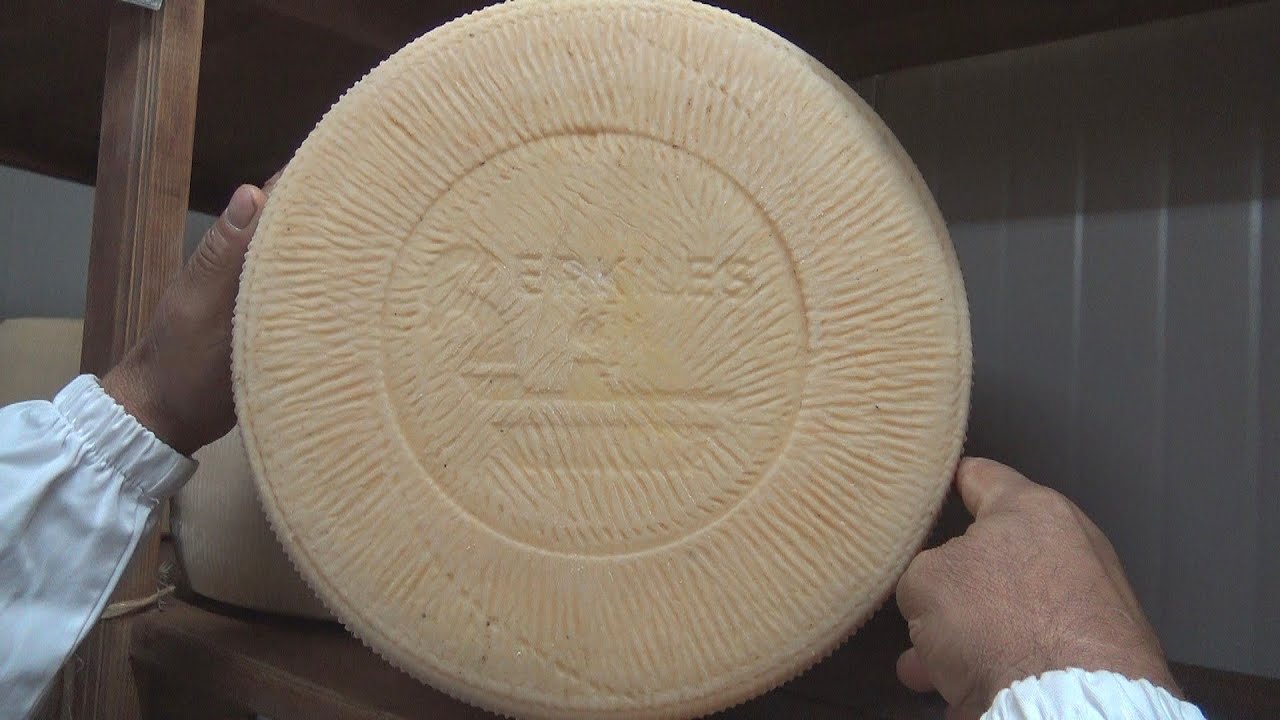 Giovanni Agostino Curreli titolare del caseificio Erkìles ci presenta i suoi formaggi pecorini