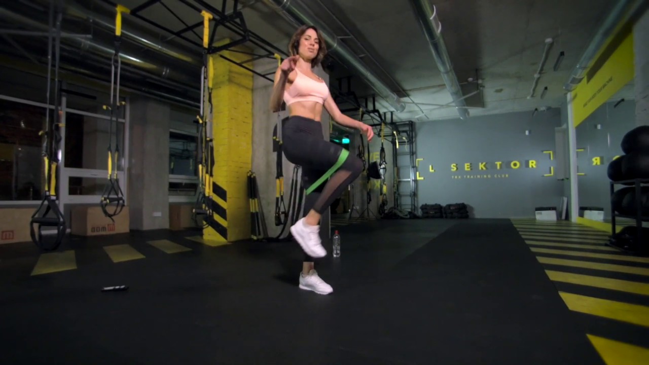 Лучшие упражнения для ягодиц от Светланы Лучкиной с петлями TRX и фитнес резинкой