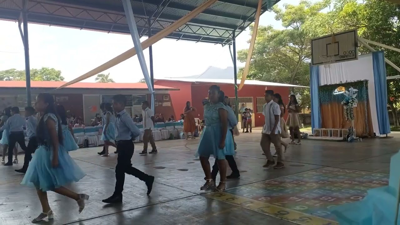 Vals de estudiantes de sexto grado de la primaria Emiliano Zapata de Ángel Albino Corzo, Chiapas 