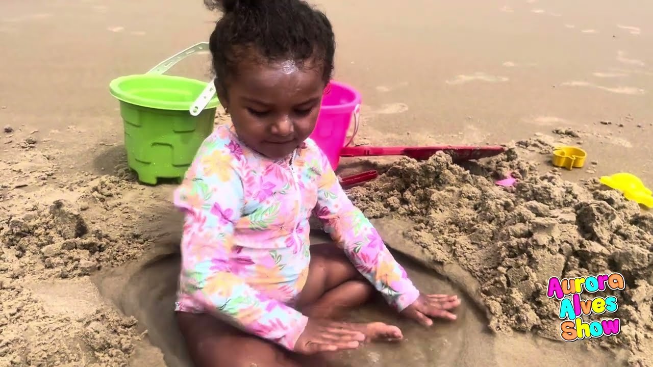 AURORA E MAMÃE SOZINHAS NA PRAIA SEM PAPAI!!!!