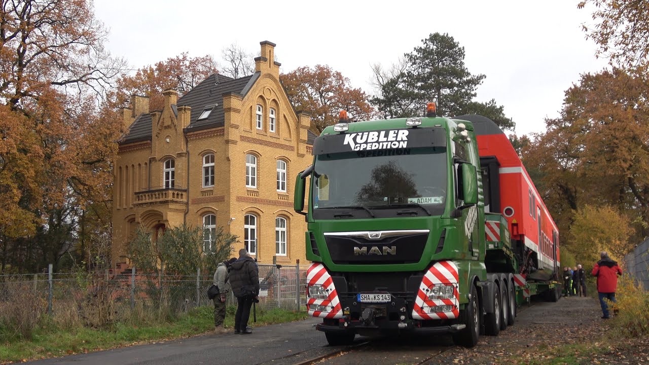 Ein Doppelstockwagen auf der Straße