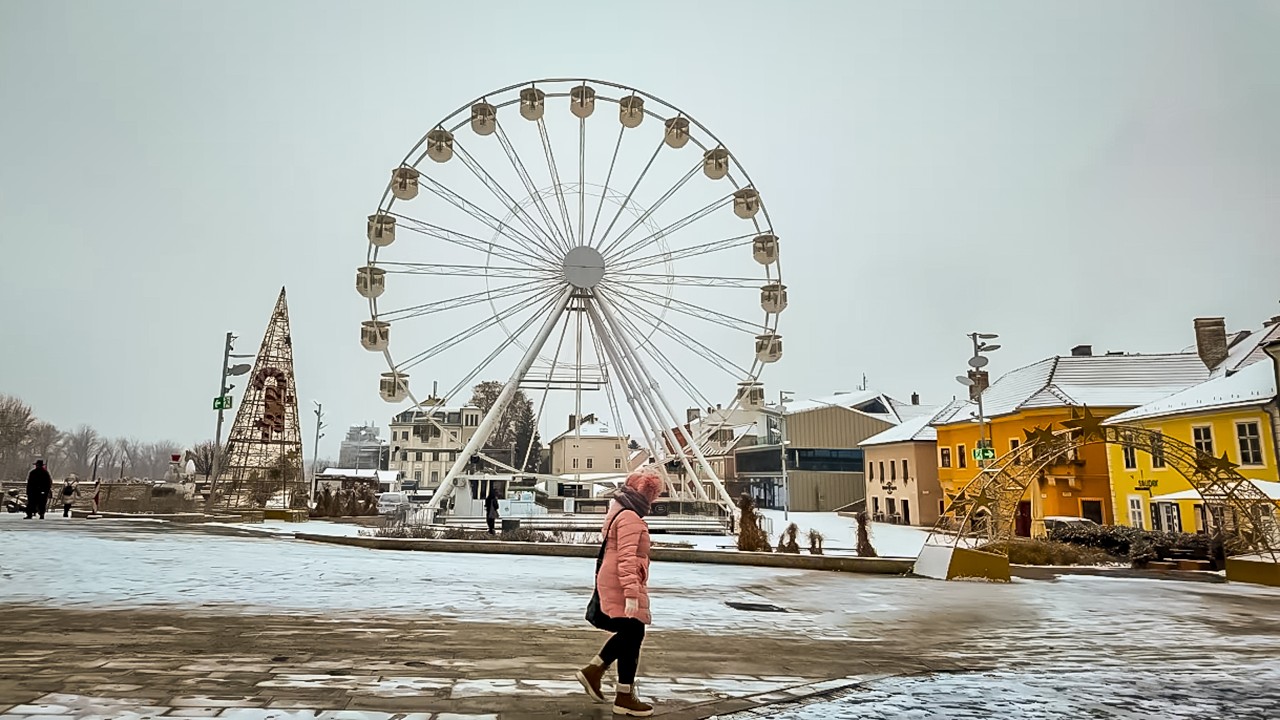 4K Winter Walk in Győr - Daytime Snowfall on Hungarian Streets ❄️