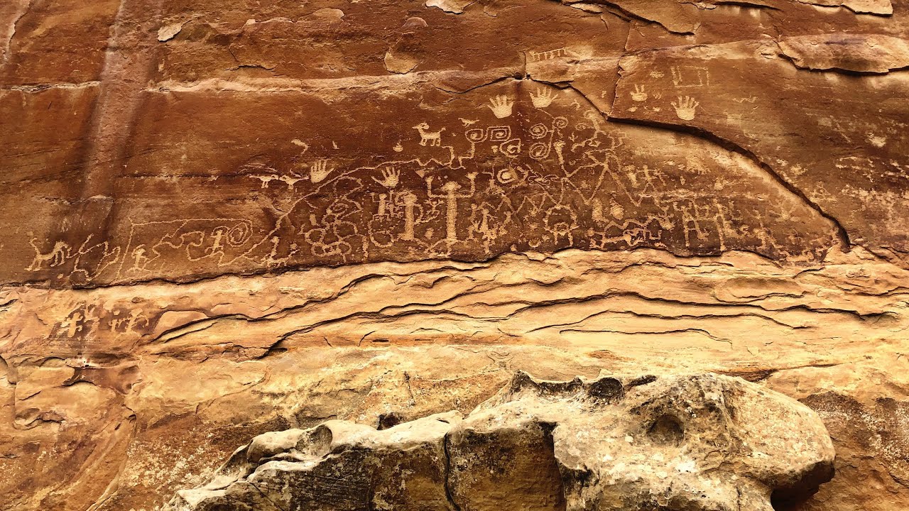 Hiking Petroglyph Point Trail at Mesa Verde National Park