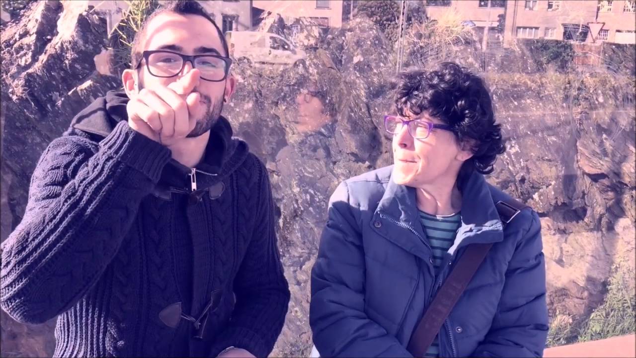 La comunicación entre las personas sordas y oyentes.