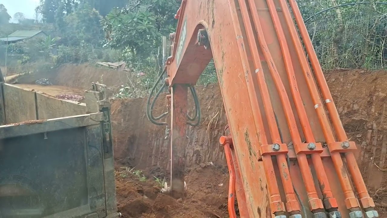Máy. xúc đất lên ô tô t2