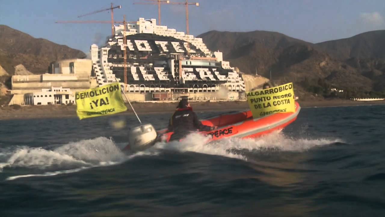 100 activistas y un gran punto negro en el Algarrobico