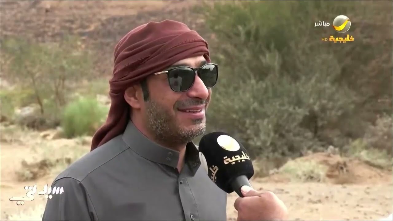 ثلاثة مغامرين يستكشفون أرض بركانية في منطقة تبوك