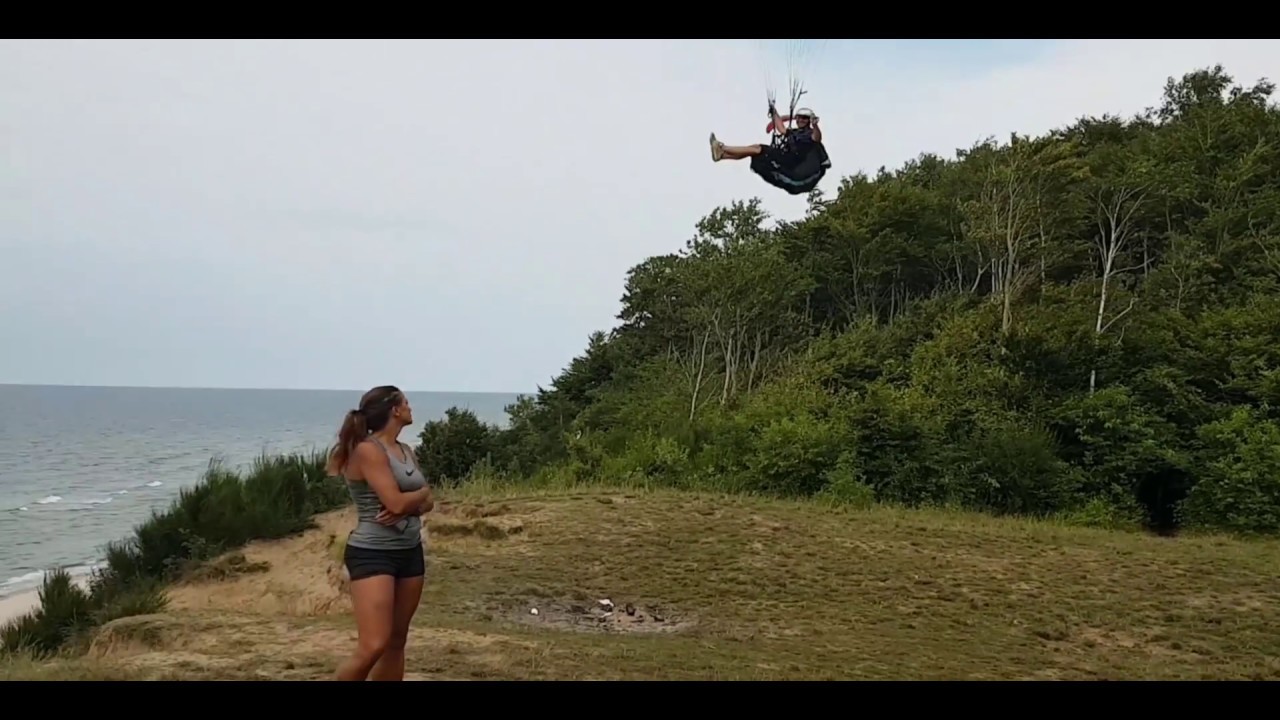 Paralotnie klif  Dębina Rowy Ustka. Paragliding soar. Poland