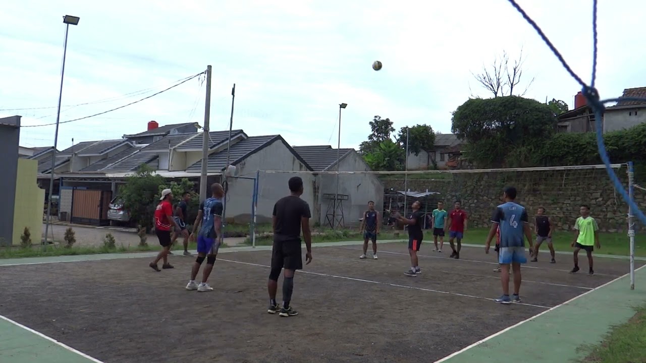 Voli Gembira Minggu Sore. Lapangan pasir bukan pinggir pantai. #PesciVoli #grassroots #FullOfJoy