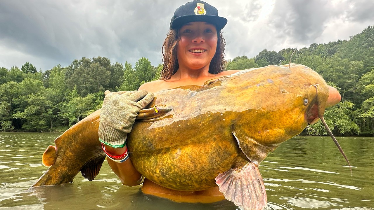 KIDS GOT LUCKY in KENTUCKY!! GIANT CATFISH WRESTLED in the BOAT!!!