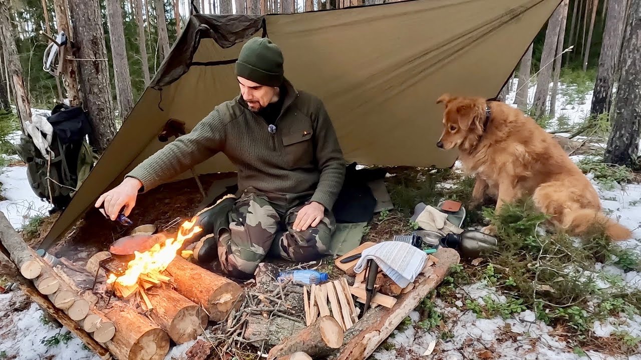 Spaghetti Bolognese rustikal auf dem Lagerfeuer gekocht. Bushcraft Waldküche