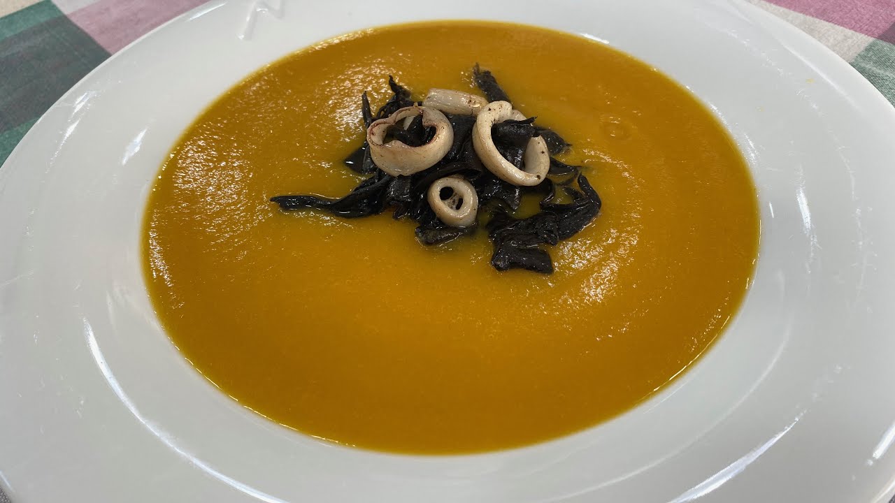 Crema de carbassa amb calamar i trompetes de la mort