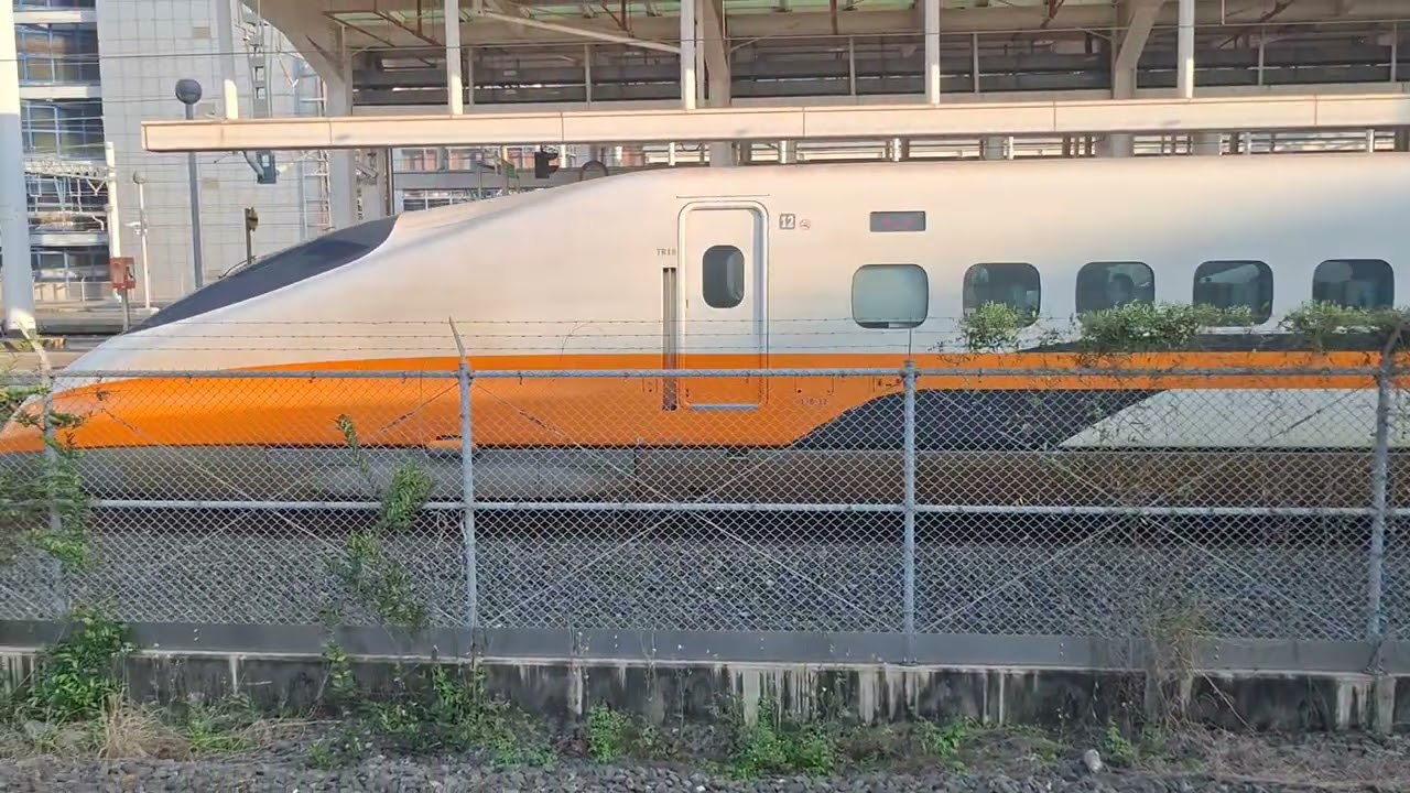 台灣高鐵700T北上666車次，左營站發車