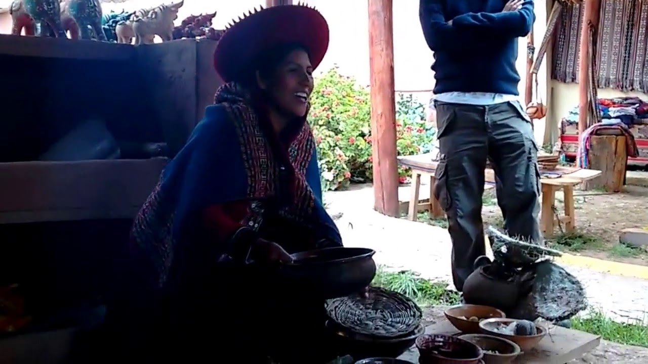 Cusco -  Perú, Mujer de Cusco  habla inglés  mejor que otros ...mientras  explica sobre las telas