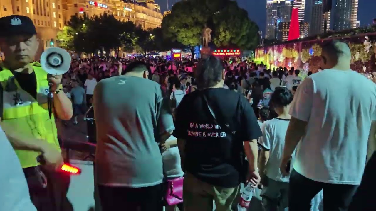 SHANGHAI CROWD SURVIVAL:1.5 Hours for 1View? (The Bund & Nanjing Rd)上海人潮生存指南：等了1.5小时就为了这个景观？外滩与南京路实况