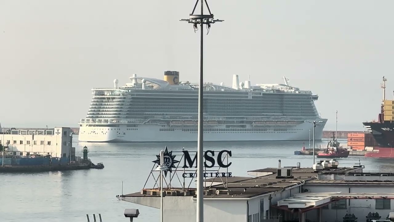 Costa Smeralda in entrata a Genova 