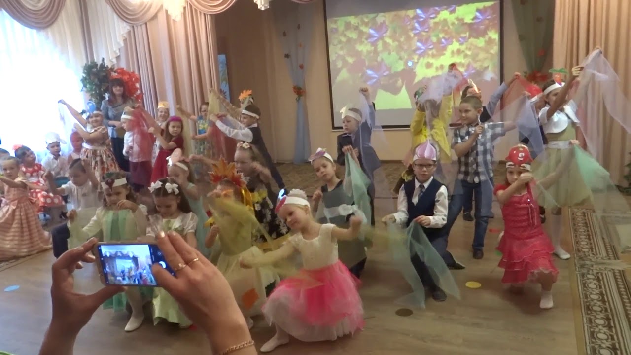 танец с шарфиками - Вход на осенний утренник 